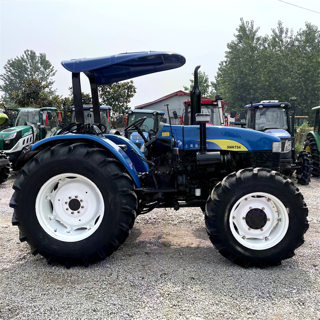 Trator New Holland SMH754 Usado 4WD com guarda-sol e equipamento agrícola